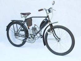 ХВЗ В-901

На раме, над кареткой педалей устанавливался бензиновый велосипедный двигатель Д-4 мощностью 1 л. с. в стандартной комплектации. 

На трубе руля устанавливалась велосипедная фара, а на передней вилке монтировалась стандартная велосипедная динамка. На Львовском В-902 велодинамка стояла на задней вилке.