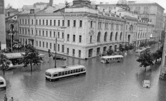 Москва "уходит под воду": небеса разверзлись над столицей
