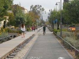 В этом же 1915-ом. На фотографиях не видно, но:
По берегу Хайфского залива проходит железная дорога. Паровоз тянет пассажирские вагоны из Парижа, через Стамбул в Каир. В Хайфе ответвление. Можно сесть на поезд до Дамаска (Проходит как раз между горами Гиват ХаМоре и Тавор.
На месте современного Тель Авива (кстати он уже существовал) второе ответвление - ни Ирусалим. Кстати, эта Ирусалимская железная дорога существует до сих пор. Просто часть, проходящая через современную городскую застройку теперь выглядит так. Паровоз не проедет.