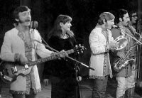 «Добры молодцы». В.Антипин, Ж.Бичевская, Ю.Антонов, В.Левенштейн, А.Морозов 
 Людям моего поколения второй справа музыкант на фото известен как Сева Новгородцев. Сосбственно, он (а не Антонов, как могло показаться) и был руководителем данного ансамбля