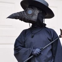 В нос данного костюма чумного доктора закладывались благовония, которые действительно уменьшали  вероятность заражения, но не из=за запаха, а из-за какой-никакой фильтрации. Хотя эфирные масла благовоний в некоторой степени таки  бактерицидны