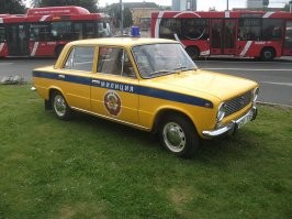 Я владел 2102 1976 г.в. -- там было именно так, как я писал. И в 2101 было так же. 
ВАЗ 21011 или 21013 -- нет клыков на бампере, оранжевые подфарники, на задней стойке -- вентиляция салона. 
ВАЗ 2101 -- клыки на бампере, белые подфарники, нет вентиляции на задней стойке. 
И, кстати, даже в моей 2102 1976 г.в. работающие лампы в фарах для габаритов уже были, но они были не задействованы, т.к. габариты были в белых подфарниках. При желании можно было их легко задействовать. Подозреваю, что для унификации ВАЗ использовал на поздних 2101 и 2102 фары и электропроводку 21011, выпускающуюся с 1974 года, просто подключали по-разному.