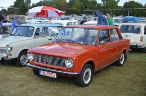 Я владел 2102 1976 г.в. -- там было именно так, как я писал. И в 2101 было так же. 
ВАЗ 21011 или 21013 -- нет клыков на бампере, оранжевые подфарники, на задней стойке -- вентиляция салона. 
ВАЗ 2101 -- клыки на бампере, белые подфарники, нет вентиляции на задней стойке. 
И, кстати, даже в моей 2102 1976 г.в. работающие лампы в фарах для габаритов уже были, но они были не задействованы, т.к. габариты были в белых подфарниках. При желании можно было их легко задействовать. Подозреваю, что для унификации ВАЗ использовал на поздних 2101 и 2102 фары и электропроводку 21011, выпускающуюся с 1974 года, просто подключали по-разному.