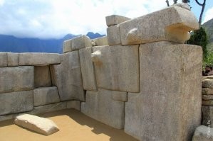 Гораздо показательней город Мачу пикчу,  расположенный на высоте 2400 метров над уровнем моря. Там многотонные блоки добывали на соседних горах.  Вертолёт и сейчас на такой высоте с этой работой не справится. Соответственно....