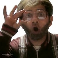 Гораздо показательней город Мачу пикчу,  расположенный на высоте 2400 метров над уровнем моря. Там многотонные блоки добывали на соседних горах.  Вертолёт и сейчас на такой высоте с этой работой не справится. Соответственно....