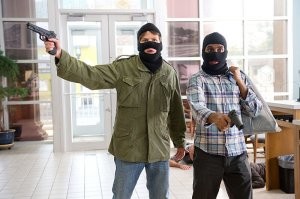 "Извините пожалуйста, не могли бы вы мне  Ваши денюжки из кассы отдать... пожалуйста..  извините еще раз..."