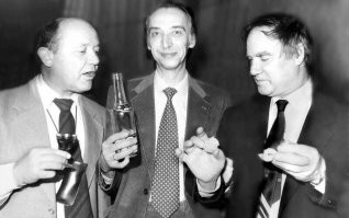 Уникальное фото... Вот как так, "пересеклись" - путешественник, сатирик и физик?... И судя по фото, у них идёт очень душевный разговор. 
( а на третьем фото - Ларс Ульрих и Джеймс Хетфилд на лодке "Ра".  )