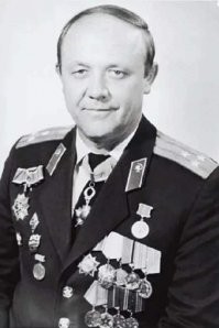 Уникальное фото... Вот как так, "пересеклись" - путешественник, сатирик и физик?... И судя по фото, у них идёт очень душевный разговор. 
( а на третьем фото - Ларс Ульрих и Джеймс Хетфилд на лодке "Ра".  )