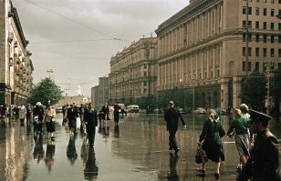 Ну не знаю, дорогие мои, не знаю откуда вы делаете такие выводы.
Но вот одно скажу, на это 100 % можете верить.
Одно дело когда фотографируешь случайных на улице естественным видом на повседневных одеждах, другое дело когда фотографируешь специально переодетых для фотографа людей.
На посте специальные. А если посмотреть повседневных