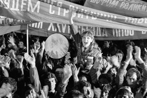 Все еще проще. 16-17 лет- вполне себе уже здоровые парни и девушки. 
 
дети в возрасте 16-17 лет "принудительно ззаписывались в молодежные строительные отряды "

Так стройотряды и в современной России существуют. В т.ч. и в техникумах.