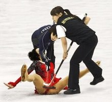 Почему фигуристки выступают в коротких юбках