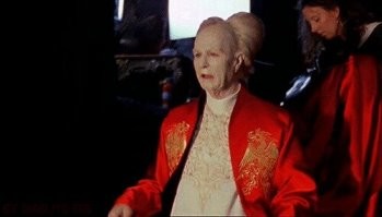 Гэрри Олдман (Гари Олдмен)

 Злодеи: 
Фильм "Дракула" (1992) - граф Дракула
Фильм "Леон" (1994) - Норман Стэнсфилд 
Фильм "Пятый Элемент" (1997) - Зорг 
Фильм "Ганнибал" (2001) - Мейсон Вергер 

Последний на данный момент фильм "Женщина в окне" (2021)