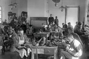 Ага, расскажите им, какие у них были игрушки.

«...Социальные условия последнего времени создали нагло-циничный разврат. Не говоря уже о той дразнящей скрываемые или подавляемые до сего времени чувств инстинкты проповеди безнравственности в литературе и со сцены, которая доступна классам более или менее культурным. Можно видеть, что дух разложения и нравственного упадка широко охватил и низшие классы. Улицы Петербурга за последнее время ночью переполнены малолетними про...ками, ищущими своих покупателей. Какая масса из этих детей идет во Врачебно-полицейский комитет за комиссионными листами, но еще больше их гуляет без всякой регистрации, и среди таких можно встретить девочек среднего класса, родители которых имеют достаточно средств, чтобы воспитывать их в учебных заведениях, прилично одевать и давать средства к жизни. Если одних на улицу гонит голод и нежелание честно трудиться, то другими руководит просто жажда развлечения...».

«...при вечерних полицейских обходах бань, гостиниц, ночлежных домов попадались иногда про...тки детского возраста, начиная с 11 и до 15 лет...»

В начале XX в. отмечали, что «...в Петербурге явление малолетней про...ции усилилось до такой степени, что стоит вам вечером выйти на Невский проспект и так называемые улицы, где промышляют про...тки, как вы непременно встретите среди них малолетних девочек, открыто пристающих к проходящим мужчинам. Иногда они гуляют группами в сопровождении своих сут...ров, тоже малолетних мальчишек, с которыми перебрасываются вслух самыми нецензурными словечками...».

Детство заканчивалось слишком рано...

Одна из самых знаменитых картин Василия Перова посвящена детскому труду. Василий Перов «Тройка (Ученики мастеровые везут воду)» (1866)