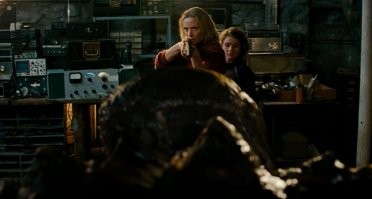 ...Небольшая группа людей на ограниченной территории пытается спастись от ужасного неубиваемого инопланетного монстра... Мужчины погибли, отважная женщина и девочка убивают монстра... 
Где-то я уже это видел...