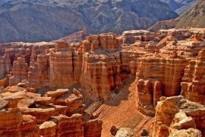 Листал , листал и думаю вот и наш Казахстан а не хрена , когда в Америке закрыли их каньон они к нам все ринулись . И вот чем вам не нравятся поющие барханы ? чарын ? река Или ( кстати рыбалка просто шикарная ) В свое время я Чарын вдоль и поперек облазил .