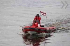 У этих хоть корабли есть а у других вот это .  Первые с 2014 года с Россией воют , у вторых вечная боль и надувной флот , и те и другие угрожают дойти до Москвы и захватить Россию .