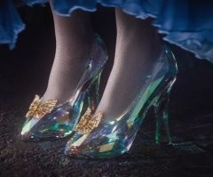 тапки ей отдельно подарила фея крестная, тогда как платье и прочее - магия.