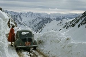 Женщина смотрит на заснеженный горный перевал... и думает: "Вот куда я, овца, на летней резине припёрлась?!"