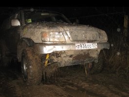 Приехал на работу после соревнований. Причем грязь за сутки успела хорошо "схватиться". 
На работе была своя автомойка (сервис офдиллера Рено). 
Мойщик - практически не говорящий по русски молодой парень, из недалёкого южного зарубежья. 
Причем я его в пятницу предупредил, что ему предстоит.  
Он сказал, мол не вопрос, всё отмою. 
Х-ха! Он многого тогда не знал. Молодой ещё был. 

Выходит он покурить, привычно стреляет у меня сигарету. 
Спрашивает: "Ну и где машина?". 
Показываю на стоящий в 10 метрах комок грязи, за толстым слоем которой, цвет машины вообще не просматривается. 
У мойщика отваливается челюсть. 
Он реально, протёр кулаками глаза. 
И сказал, абсолютно чисто, 
без акцента: " Не может быть!". 

Машина была ещё более грязной, чем на этих фото: