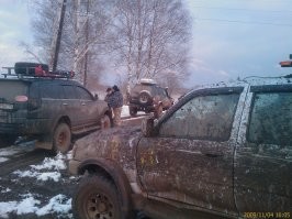 Приехал на работу после соревнований. Причем грязь за сутки успела хорошо "схватиться". 
На работе была своя автомойка (сервис офдиллера Рено). 
Мойщик - практически не говорящий по русски молодой парень, из недалёкого южного зарубежья. 
Причем я его в пятницу предупредил, что ему предстоит.  
Он сказал, мол не вопрос, всё отмою. 
Х-ха! Он многого тогда не знал. Молодой ещё был. 

Выходит он покурить, привычно стреляет у меня сигарету. 
Спрашивает: "Ну и где машина?". 
Показываю на стоящий в 10 метрах комок грязи, за толстым слоем которой, цвет машины вообще не просматривается. 
У мойщика отваливается челюсть. 
Он реально, протёр кулаками глаза. 
И сказал, абсолютно чисто, 
без акцента: " Не может быть!". 

Машина была ещё более грязной, чем на этих фото: