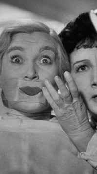 И голосом Рины Зеленой- губы № 5- сейчас такие не носят.