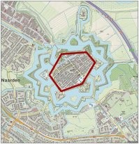 Ты, прежде чем писать, перечитал бы ещё раз внимательно, и голову включил.
Читаем, что написано у автора: ОСТРОВ в форме шестиугольника.
Обводим остров, считаем углы - ровно шесть. 
Сам остров действительно в виде шестиугольника, как и написал автор. А те выступы, которые посчитал ты, это бастионы.