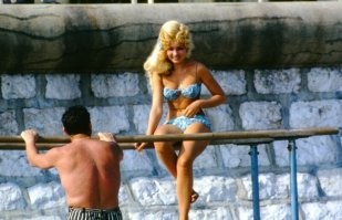 Фотографии не имеют абсолютно никакой художественной ценности.
--------------------
да ладно