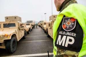 "После Второй мировой войны осталось еще много загадок и нераскрытых тайн"(с) - читайте книги, меньше смотрите всяких капитановмерики  и тайн будет гораздо меньше.
Фельдегеря - изначально военные курьеры существуют в современных странах, а официально были еще до наполеоновских войн, в том числе у Российской империи и в Священной Римской империи, которая предшественник и Австрии, Германского союза, в последствии Пруссии-Германии.
После окончания Второй мировой в Германиях переименовали Фельджандармов в Фельдегеря, что ощутимо добавило путаницы, неофициально замечалось это сделано, чтоб не быть похожими на наводнивших Германию французов, у которых военная полиция до сих пор именуется жандармерией, в англоязычных странах используемся название милитари полице.
До 1945-го.
Фельджандармы - это не супермены, не спецназ или СС, даже не боевые войска - тыловые коменданчи, даже не особисты. Наиболее известны когда выполняли работу обычных регулировщиков или гаишников, единственно они владели самой свежей и стратегичски важной информацией о размещении и передвижении войск, потому все и проходили тщательную проверку на лояльность.
Миф о всесильности фельджандармов возник просто потому, что они на месте принимали решение о приоритетности и направлении движения, даже генералитет должен был слушаться их указаний. Такую мелочь, что все решения фельджандармы принимали согласно схемам, присланным из штаба, не все замечали.
Жетон на шее фельджандарма - не более, чем жетон у нынешних полицейских, никаких сверхправ или разрешений двигаться где захочется он не давал.
"в дальнейшем жандармы одевали их только когда чувствовали себя в безопасности"(с) - тоже полнейший бред. Жетон - просто часть униформы, как погоны-шевроны, сапоги или ремень. Хотел бы посмотреть как моментально влетит от первого встречного унтера или офицера тому кто решится в нарушение устава не одевать часть униформы.
На фото современные "фельджандармы" Германии, MP означает военная полиция - гаишники и есть гаишники, вне зоны военных действий даже яркие жилетики должны носить.