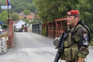 "После Второй мировой войны осталось еще много загадок и нераскрытых тайн"(с) - читайте книги, меньше смотрите всяких капитановмерики  и тайн будет гораздо меньше.
Фельдегеря - изначально военные курьеры существуют в современных странах, а официально были еще до наполеоновских войн, в том числе у Российской империи и в Священной Римской империи, которая предшественник и Австрии, Германского союза, в последствии Пруссии-Германии.
После окончания Второй мировой в Германиях переименовали Фельджандармов в Фельдегеря, что ощутимо добавило путаницы, неофициально замечалось это сделано, чтоб не быть похожими на наводнивших Германию французов, у которых военная полиция до сих пор именуется жандармерией, в англоязычных странах используемся название милитари полице.
До 1945-го.
Фельджандармы - это не супермены, не спецназ или СС, даже не боевые войска - тыловые коменданчи, даже не особисты. Наиболее известны когда выполняли работу обычных регулировщиков или гаишников, единственно они владели самой свежей и стратегичски важной информацией о размещении и передвижении войск, потому все и проходили тщательную проверку на лояльность.
Миф о всесильности фельджандармов возник просто потому, что они на месте принимали решение о приоритетности и направлении движения, даже генералитет должен был слушаться их указаний. Такую мелочь, что все решения фельджандармы принимали согласно схемам, присланным из штаба, не все замечали.
Жетон на шее фельджандарма - не более, чем жетон у нынешних полицейских, никаких сверхправ или разрешений двигаться где захочется он не давал.
"в дальнейшем жандармы одевали их только когда чувствовали себя в безопасности"(с) - тоже полнейший бред. Жетон - просто часть униформы, как погоны-шевроны, сапоги или ремень. Хотел бы посмотреть как моментально влетит от первого встречного унтера или офицера тому кто решится в нарушение устава не одевать часть униформы.
На фото современные "фельджандармы" Германии, MP означает военная полиция - гаишники и есть гаишники, вне зоны военных действий даже яркие жилетики должны носить.