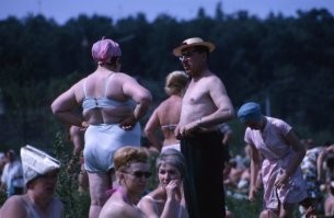 Как удачно изящное нижнее бельё подчеркивает достоинства и сексуальность фигуры. Хз, моя мама, выросшая в глухой деревне Псковской области, никогда не позволяла себе выпереться на пляж не в купальнике.