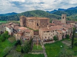 На самом деле, Кастельфолит далеко не единственное место в этой области рекомендованное к посещению. Если выехать из Жироны, которая сама по себе представляет очень большой интерес, то можно заехать сначала в Бесалу - очень красивая деревня. Затем как раз Кастельфолит де ла рока. После него можно заехать в Олот, а от него всего два шага до замка Санта-Пау. И всё это делается за день.