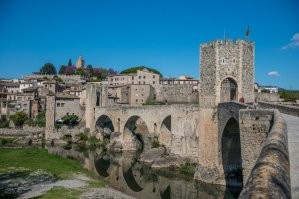На самом деле, Кастельфолит далеко не единственное место в этой области рекомендованное к посещению. Если выехать из Жироны, которая сама по себе представляет очень большой интерес, то можно заехать сначала в Бесалу - очень красивая деревня. Затем как раз Кастельфолит де ла рока. После него можно заехать в Олот, а от него всего два шага до замка Санта-Пау. И всё это делается за день.