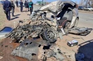 Я покажу, чем такое заканчивается.
ВСЕГДА именно этим и заканчиваются "покатушки от ДПС"
Рано или поздно.
Без вариантов.
Лично видел десятки таких ДТП.
ДэПСам потом отписываться приходится.
За мото вообще стараются не гоняться - те почти сразу бьются "на глушняк", уходя от погони.