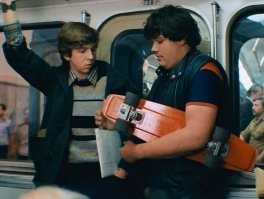 Базин из "Курьера" актер Владимир Смирнов убит в 28 лет.

- Слушай, Базин, у тебя есть мечта?
- Какая мечта?
- Ну, о чём ты мечтаешь в жизни?
- У меня мечта   пальто купить.
- Ну что это за мечта...
- Зима на носу, а мне ходить не в чем. Прошлую зиму в куртке проходил, болел всю дорогу.
- Тебе что, родители пальто купить не могут?
- Ага, купят они. Отец алименты платит, мать ни копейки не даёт. Считает, что мне не нужны деньги. Она   больной человек. В этом нет никаких сомнений. Чего с этим поделаешь?
- Ну-ка встань.
- Зачем?
 Ну встань, тебе говорят. (даёт своё пальто) На, носи на здоровье.
- Ты что, сдурел?
- Мне всё равно в армию скоро. Носи и мечтай о чём-нибудь великом.