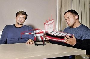 Контейнеровоз врезался в док порта и опрокинул гигантские краны