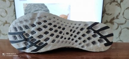 вот тоже недавно купил, у нас лето жаркое а у них подошва тоже в сетке, нога дышит но о камнях забыл