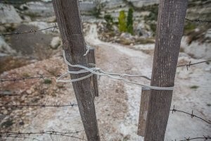 Если ты хочешь покупать. В сельской местности склады удобрений. Валялась россыпью, а замок на складе был обычно такой