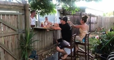 К соседу поставь. 
Можно будет вместе пьянствовать.