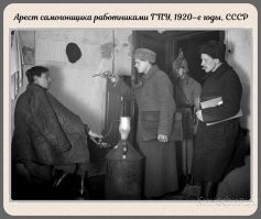 Интересное фото....
Во первых- явно постановочное, особенно учитывая характеристики фотоаппаратуры того времени...
Во вторых- судя по лицам борцов с алкоголем, это постоянные клиенты испуганного бутлегера