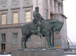 Не понял вообще, зачем ему новый памятник ставили?

Чем этот не устраивал?

"На площади - комод,
На комоде - бегемот,
На бегемоте - обормот" (С) Народное 

Это все. что достаточно знать о роли данного персонажа в истории России