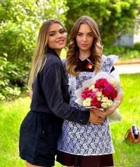 Это Кабаева с  Юлей из пельменей?