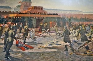 Исторически мавзолей "неотделим" от Ленина и от идеалов, которые сейчас разделяют не все. А празднование Победы, это память нашего народа, как бы кто не относился к социалистическому прошлому нашей страны.

===

К подножию Мавзолея Ленина на параде Победы были брошены знамёна поверженных фашистских дивизий и он с тех пор является НЕОТЪЕМЛИМОЙ частью парада! Однако его раз за разом драпируют, как бы стирая из памяти этот символ, а значит и смысл, почему именно к подножию Мавзолея были брошены фашистские атрибуты!

И не надо нам здесь лепить про чьё-то отношение к социалистическому прошлому! Никого оно не интересует! Это СОЦИАЛИСТИЧЕСКАЯ страна, под руководством КОММУНИСТИЧЕСКОЙ партии и правительства, победила в той войне, и парад проводится в честь ТОЙ Победы! А кому это не нравится или чем0-то не устраивает - идёт нах.й и плешивую падаль, смеющую своими крысиными лапами марать символ Победы, вместе с его олигархической бандой с собой заберёт за компанию!