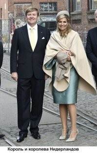 На заднем плане...
Окно.... а на нем какая то надпись...
Никак не разберу что там написано