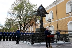 Если следовать Вашей логике, то Путин, Шойгу и Валентина Матвиенко имеют к празднованию Победы ещё меньшее отношение, чем основатель государства, которое, собственно, эту победу и одержало. Какого беса они тогда торгуют своими физиономиями в этот день?
Справедливости ради следует сказать, что эти деятели, похоже, чувствуют свою чужеродность на этом празднике - традиционного торжественного приёма в Кремле в этом году не было. 
Не их это праздник, они чувствуют своё родство совсем с другими людьми и событиями.
Весь этот позор с Мавзолеем, умолчаниями, "оговорками" и прямыми инсинуациями президента на тему СССР, Ленина, Сталина, Победы - суть следствие официальной идеологии, согласно которой "русский православный народ" победил в войне вопреки "злобной коммунистической банде", захватившей власть в 1917-м. А уж они-то - никакие не последыши кровавого переворота 1991 года, а законные наследники 1000-летней святой Руси.