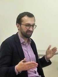 Вот этот поц получает почти 13к зеленых в месяц. Причем рабочих дней у году у него 8. Ах да забыл, это все  в наибеднейшей стране Европы, и таких поцов там несколько