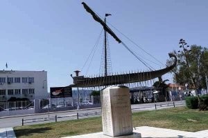 Греция, город Волос, набережная. Памятник кораблю Арго. Именно отсюда аргонавты начали свой путь за золотым руно.