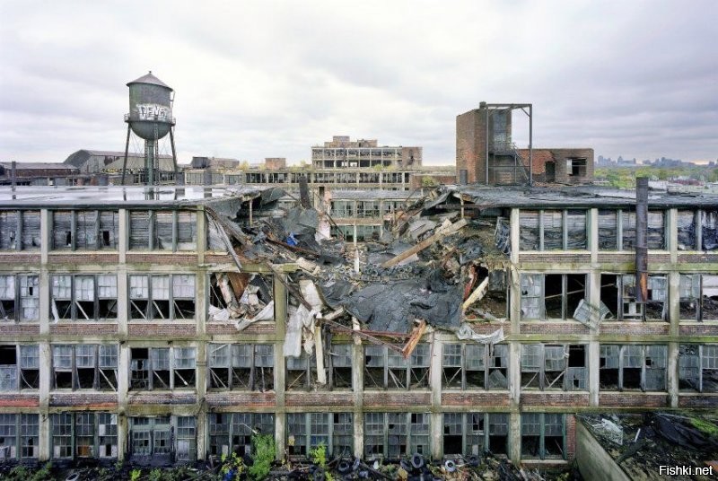 США - Детройт, наше время. Такова участь любого города, который основан на единственной промышленной базе. В случае с Детройтом - это была авто-промышленность.