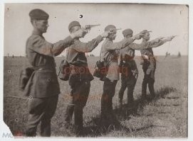 в свое время читал по этому поводу в инете. раньше револьверы держали именно так, так и учили стрелять. Стрельба с прямой руки появилась примерно с ВОВ