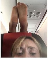 Вежливо попросить убрать эти грязные ласты, а если не выполнит, то сделать "польский велосипед"