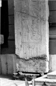 Следы арматуры. Французский учёный Давидовитц доказал, что многотонные блоки таскать за много километров, поднимать на десятки метров и пристыковывать друг к другу так, что иголка в зазор не влезет, - бред. Блоки лепили точно так же, как сегодня лепят фундамент, - посредством опалубки. Этим же и объясняется "глубокая гравировка" на камнях. Чем они - и главное - зачем проделывали такую адскую работу, когда проще было начертить на сыром блоке?